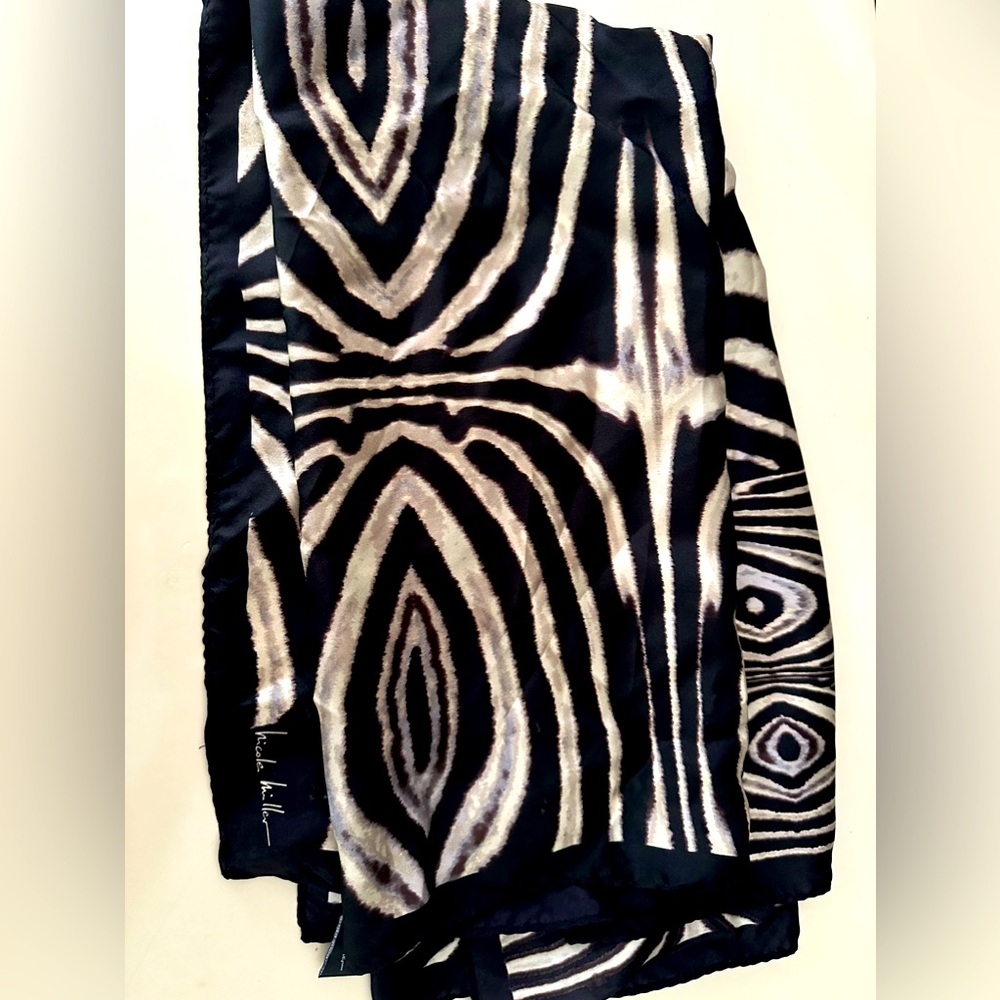 NWT Nicole Miller STUDIO Signed Black Cream Abstract Silk Square Scarf Rare - Picture 3 of 4